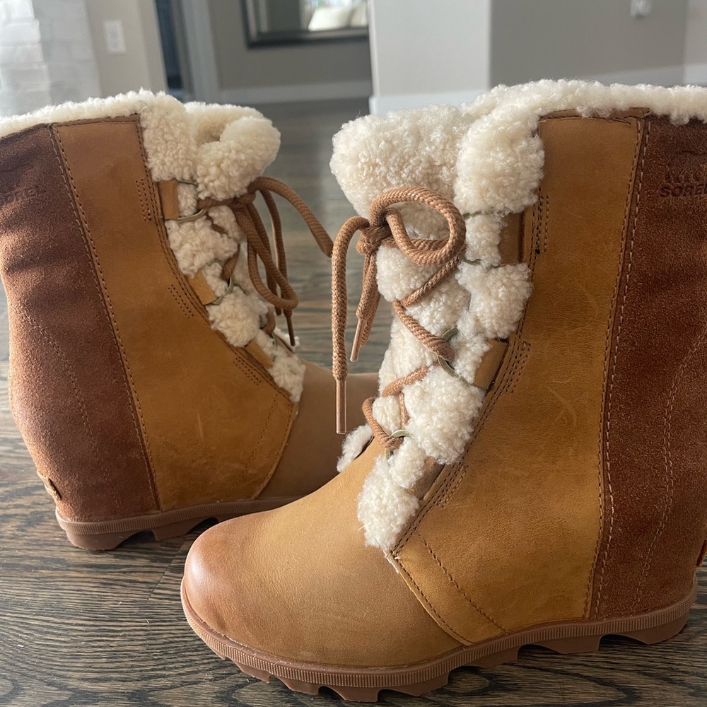 Women’s Sorel Joan of the arctic II Shearling Wedge boot size 9